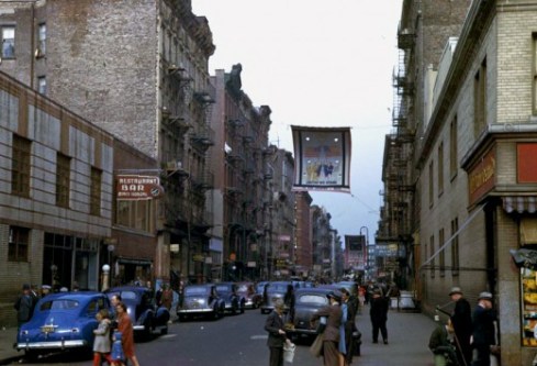 Looking-up-a-street-of-many-races-lower-Manhattan-1942-520x354