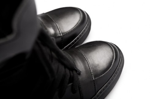kris-van-assche-2012-springsummer-leather-hi-top-sneakers-3-620x413